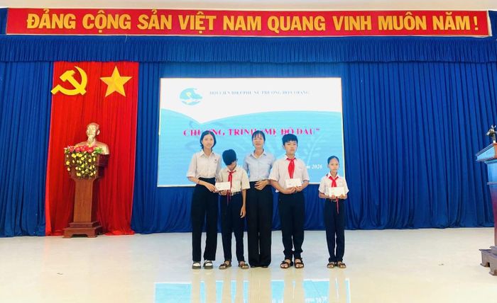 Hội nhận đỡ đầu các trẻ em mồ côi có hoàn cảnh khó khăn.