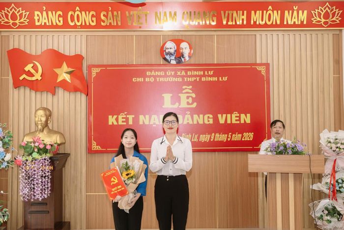 Đồng chí Tạ Thị Dung – Phó Bí thư Thường trực Đảng ủy xã Bình Lư trao quyết định kết nạp Đảng cho đảng viên mới Bùi Phương Anh.