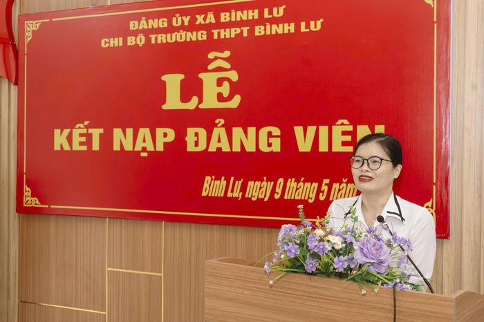 Đồng chí Tạ Thị Dung – Phó Bí thư Thường trực Đảng ủy xã Bình Lư phát biểu tại lễ kết nạp.