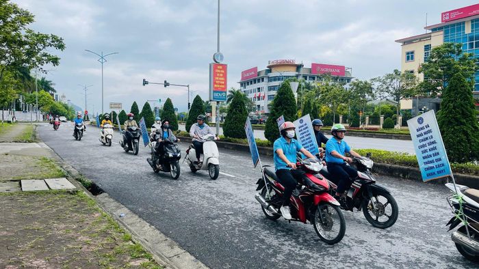 Cán bộ BHXH tỉnh và Bưu điện tỉnh ra quân tuyên truyền lưu động.