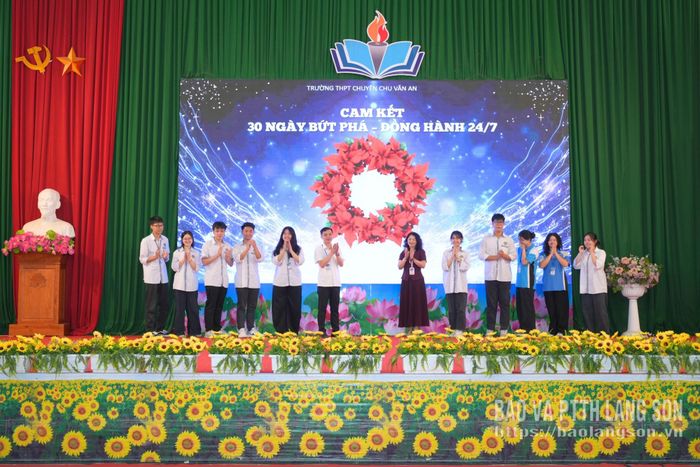 Cán bộ, giáo viên và học sinh của nhà trường cam kết "30 ngày bứt phá - Đồng hành 24/7"