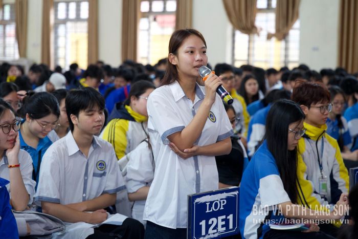 Học sinh chia sẻ tại chương trình