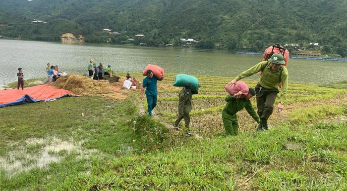 Thượng úy Phan Văn Quyết (người đi thứ tư, mặc áo dân quân) tham gia khắc phục hậu quả thiên tai sau bão Yagi năm 2023