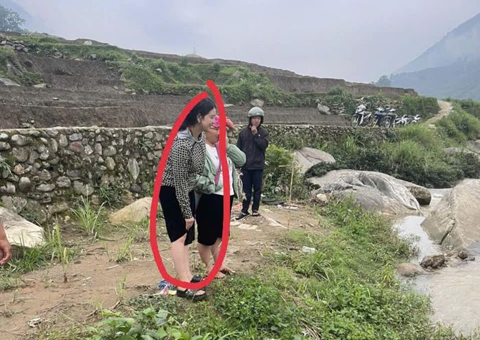 Chị S (dấu đỏ), sau khi được đưa lên bờ thành công.