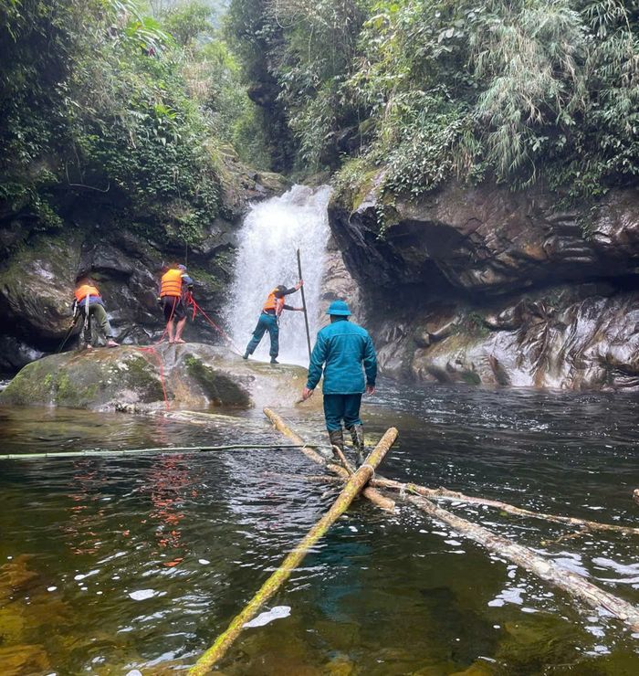 Thượng úy Phan Văn Quyết tham gia tìm người đuối nước tại thôn Dền Thàng (mặc áo xanh gần màn hình).
