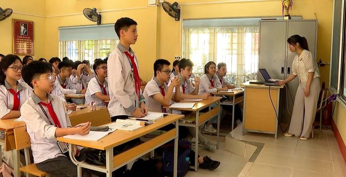 Em Lê Trung Kiên trong giờ học tiếng Anh tại lớp 9E.