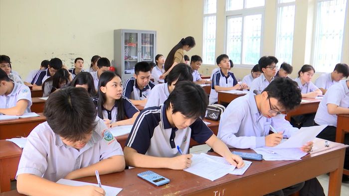 Học sinh khối 9 Trường THCS Trần Phú (phường Phủ Lý) tập trung luyện đề trong giờ ôn tập.