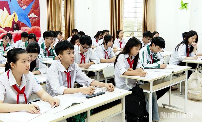 Học sinh khối 9 Trường THCS Đinh Tiên Hoàng (phường Hoa Lư) tập trung ôn tập, chuẩn bị kỹ lưỡng kiến thức và tâm lý trước khi bước vào kỳ thi quan trọng.