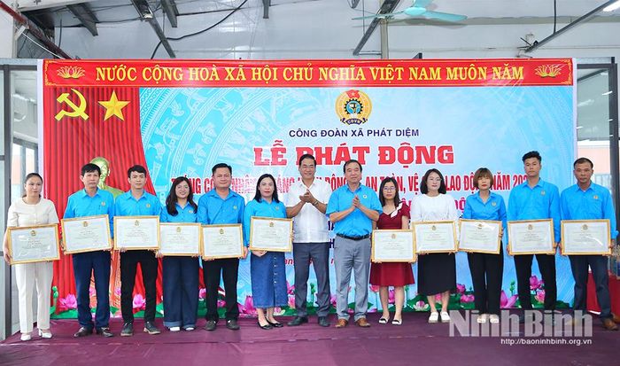 Lãnh đạo LĐLĐ tỉnh và lãnh đạo xã Phát Diệm trao Bằng khen của LĐLĐ tỉnh cho các cá nhân có thành tích xuất sắc trong hoạt động công đoàn.