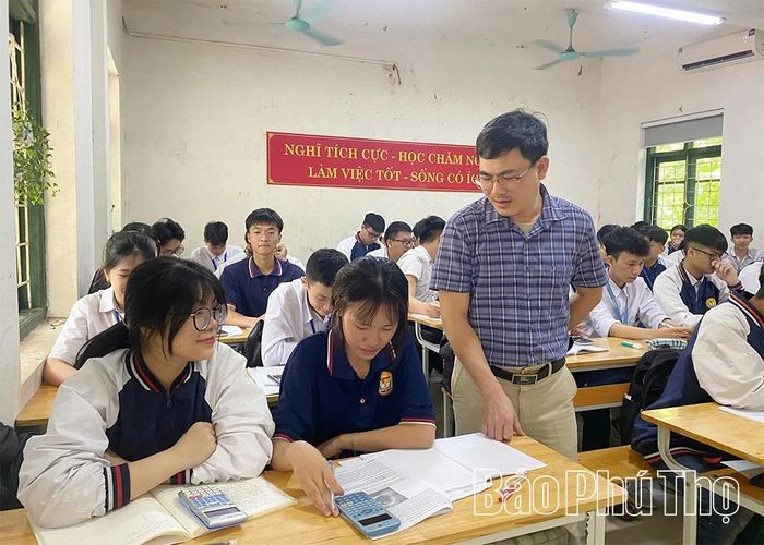 Thầy giáo Nguyễn Thành Đông - Giáo viên giỏi cấp tỉnh hướng dẫn học sinh trong giờ học.