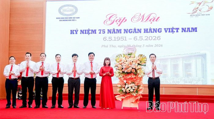 Đồng chí Phó Chủ tịch UBND tỉnh Phan Trọng Tấn tặng hoa chúc mừng Ngành Ngân hàng Nhà nước Khu vực 4.