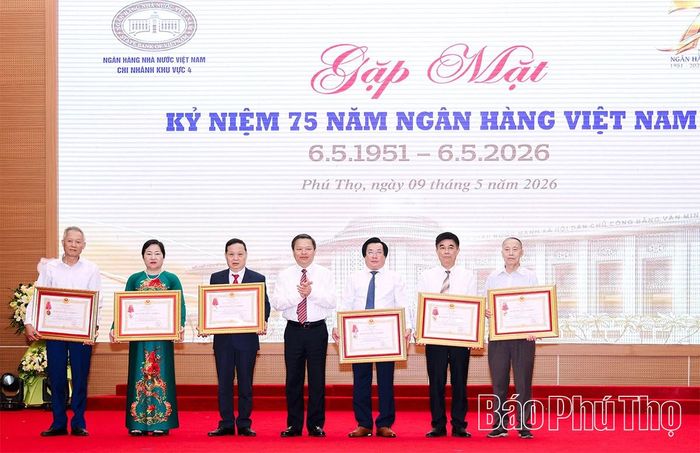 Thừa ủy quyền của Chủ tịch nước, đồng chí Phó Chủ tịch UBND tỉnh Phan Trọng Tấn trao Huân chương Lao động tặng các cá nhân.