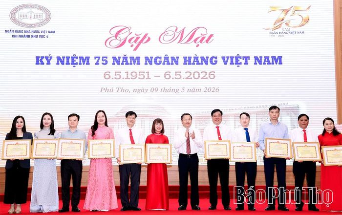 Thừa ủy quyền của Chủ tịch UBND tỉnh Phú Thọ, đồng chí Phó Chủ tịch UBND tỉnh Phan Trọng Tấn trao Bằng khen tặng các tập thể, cá nhân có thành tích xuất sắc trong quá trình công tác.