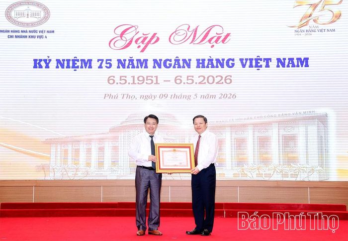Thừa ủy quyền của Thủ tướng Chính phủ, đồng chí Phó Chủ tịch UBND tỉnh Phan Trọng Tấn trao Bằng khen tặng cá nhân có thành tích xuất sắc.