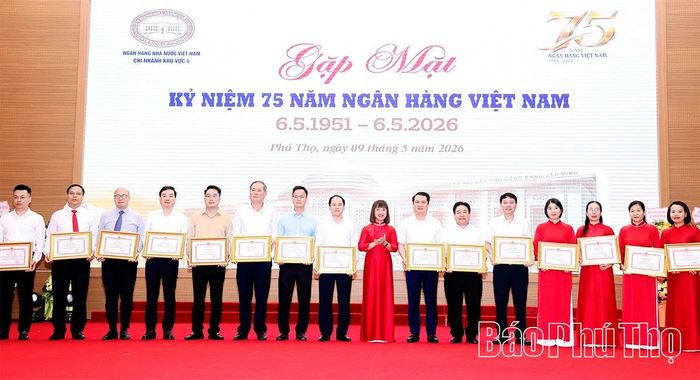 Thừa ủy quyền của Chủ tịch UBND tỉnh Lào Cai, đồng chí Trương Thu Hòa - Giám đốc Ngân hàng Nhà nước Khu vực 4 trao Bằng khen tặng các tập thể, cá nhân có thành tích xuất sắc trong quá trình công tác.