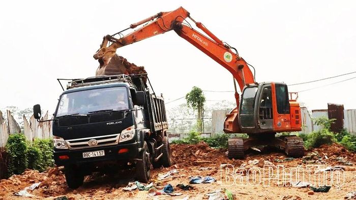 Hộ bà Nguyễn Thị Phương tự nguyện di dời phần đất đổ trái phép trên diện tích đất do UBND xã Hội Thịnh quản lý sau khi được tuyên truyền, vận động.