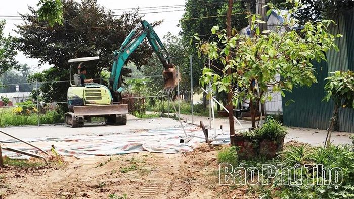 Lực lượng chức năng xã Hội Thịnh kiểm tra, tháo dỡ công trình vi phạm đất nông nghiệp của hộ bà Phùng Thị Thanh tại xứ đồng Tàu Xanh, thôn Lạc Thịnh.