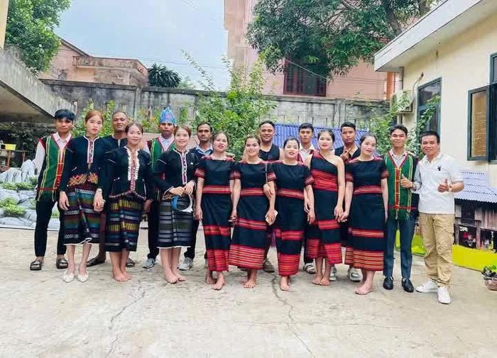 Đoàn viên thanh niên xã A Dơi tham gia văn nghệ ở địa phương - Ảnh: M.H