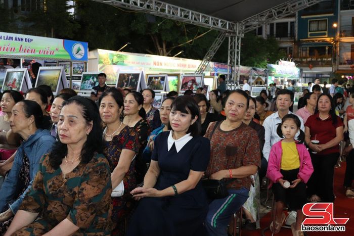 Đông đảo nhân dân đến xem khai mạc.