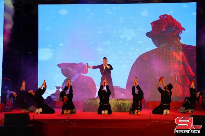 Tiết mục văn nghệ "Bản Dao vui hội mùa xuân"