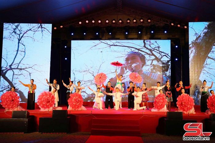 Tiết mục văn nghệ tại khai mạc.