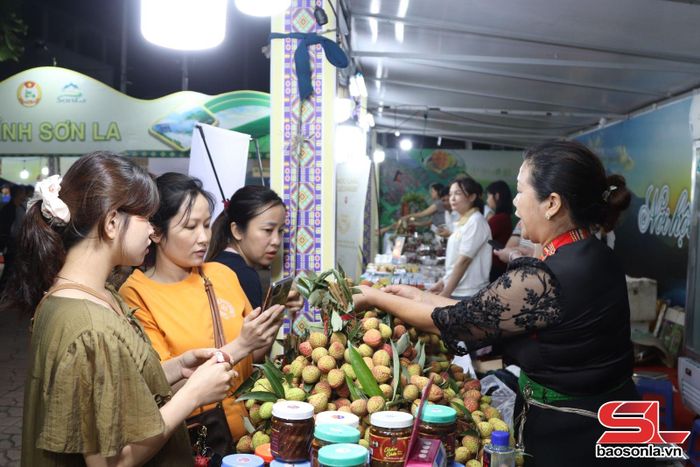 Nhân dân mua sắm tại các gian hàng.