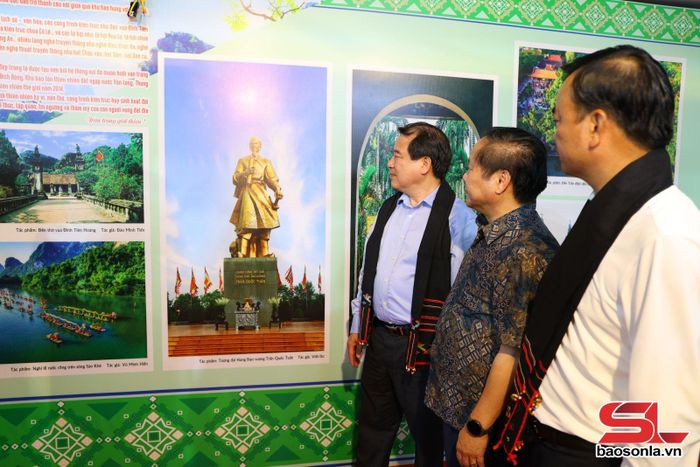 Các đại biểu xem triển lãm ảnh. 