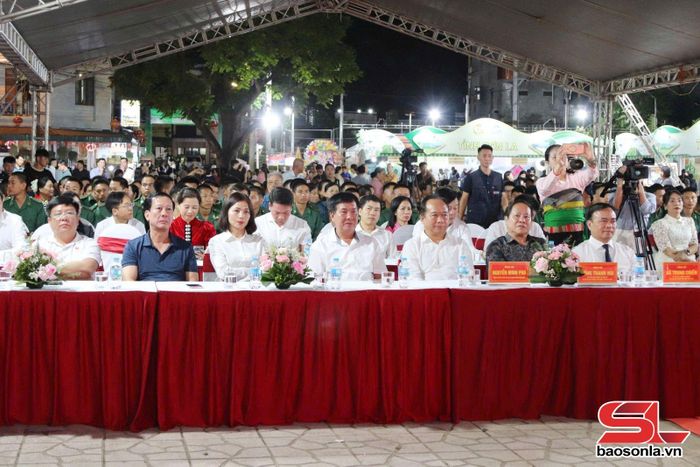 Các đại biểu dự khai mạc.