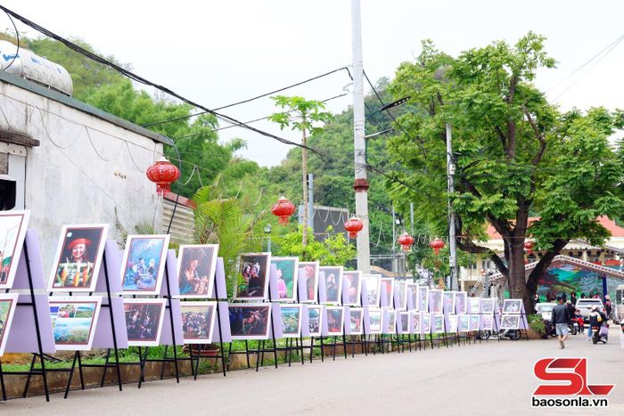 Khu trưng bày các tác phẩm của tỉnh Lai Châu.
