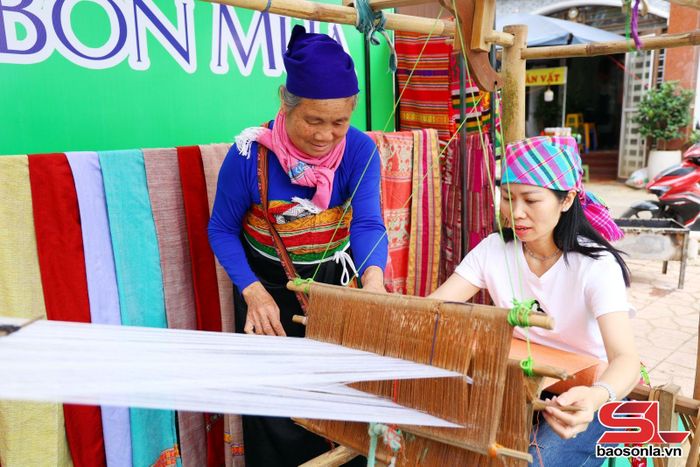 Du khách trải nghiệm dệt thổ cẩm tại không gian văn hóa tỉnh Lai Châu.
