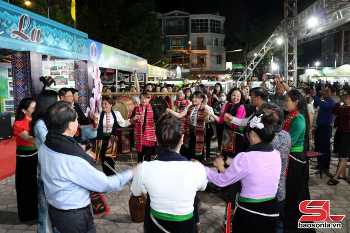 Đại biểu và du khách tham gia múa xòe tại không gian văn hóa tỉnh Sơn La.
