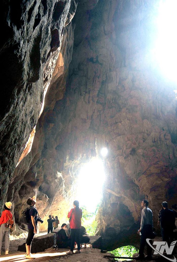 Cửa vào hang Huyện (xã Tràng Xá).