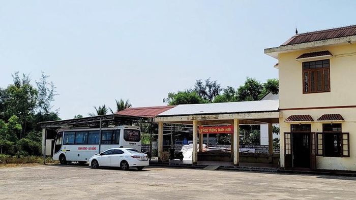 Sân bãi khuôn viên bến xe Vinh Hưng luôn trong cảnh vắng xe, khách