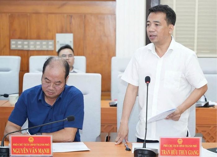 Các phiên họp luôn dành phần lớn thời gian để thảo luận (Trong ảnh: Phó Chủ tịch UBND thành phố Trần Hữu Thùy Giang phát biểu tại một phiên họp thường kỳ)
