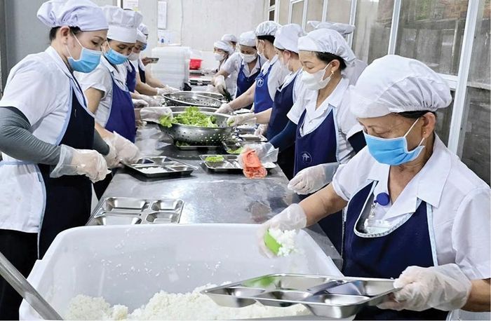 Phân chia thức ăn cho người lao động tại bếp ăn Công ty Scavi Huế