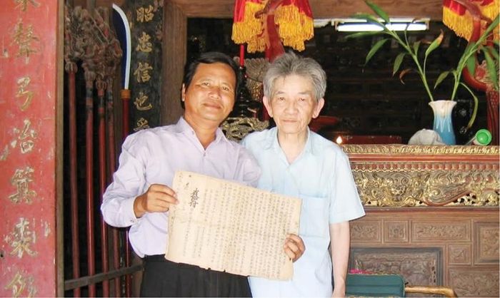 GS. Nguyễn Tài Cẩn (bên phải) và tác giả tại nhà thờ họ Lê Văn