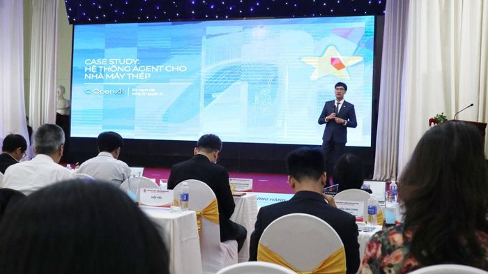 Ông Nguyễn Tiến Đồng - Giám đốc Kỹ thuật AI, Tập đoàn CMC trao đổi kinh nghiệm về case study (trường hợp điển hình) triển khai hệ thống AI Agent cho một nhà máy sản xuất thép