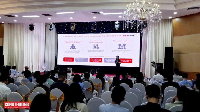Bà Đỗ Thị Mộng Thường - Quản lý cấp cao Phát triển &amp; Triển khai Sản phẩm Doanh nghiệp trao đổi về chủ đề "Ứngdụng AI: Giải pháp tài chính trong chuỗi giá trị ngành logistics"