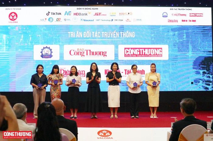 Ban Tổ chức tri ân các đối tác truyền thông đồng hành cùng Diễn đàn. Đại diện Tạp chí Công Thương là Nhà báo Ngô Thị Diệu Thúy, Phó Tổng biên tập Tạp chí (thứ 3 từ trái sang).