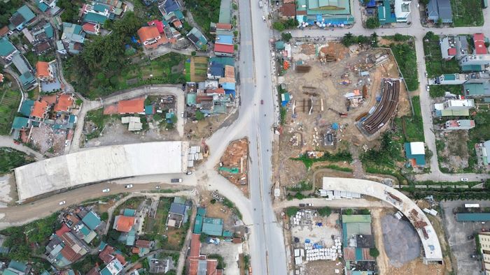 Cầu vượt QL18 thuộc Dự án cải tạo, nâng cấp QL279 trên địa bàn phường Quang Hanh đang được nhà thầu gấp rút hoàn thành.