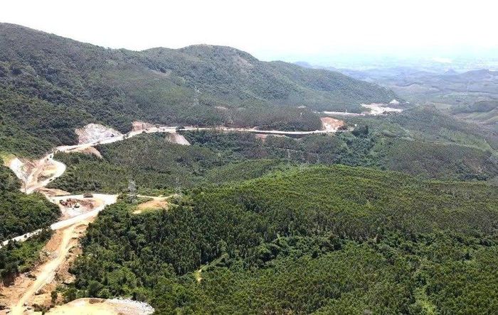 Cao tốc Quy Nhơn – Pleiku được kỳ vọng sẽ trở thành “mạch máu kinh tế” mới, tạo động lực liên kết vùng, thúc đẩy thương mại, dịch vụ, du lịch và phát triển kinh tế xanh theo hướng hiện đại, bền vững.