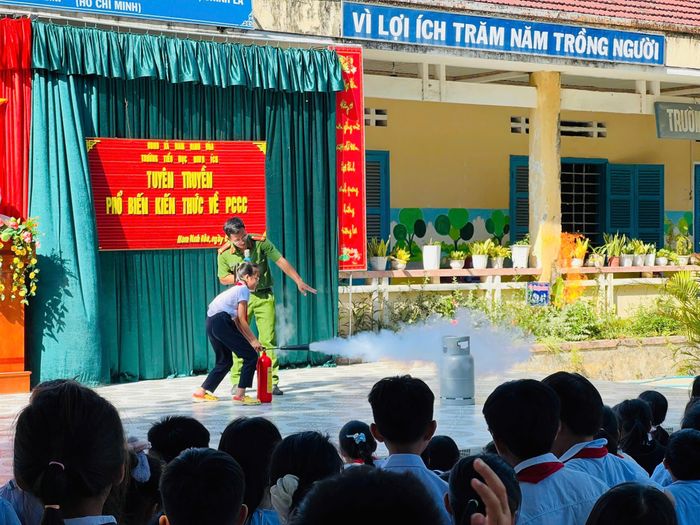 Hướng dẫn học sinh Trường Tiểu học Ninh Ích dập lửa bằng bình chữa cháy xách tay
