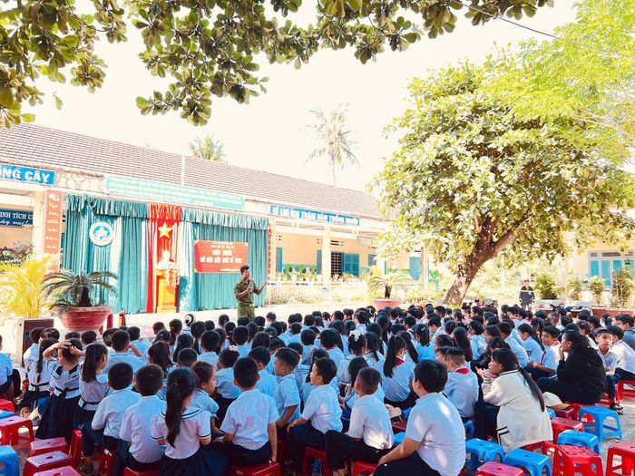 Quang cảnh chương trình tuyên truyền, trải nghiệm kỹ năng phòng cháy, chữa cháy tại trường học