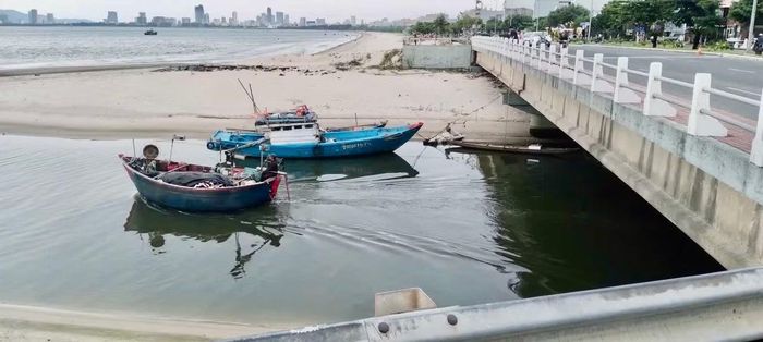 Ô nhiễm kênh Phú Lộc xả thải ra biển Đà Nẵng. 
