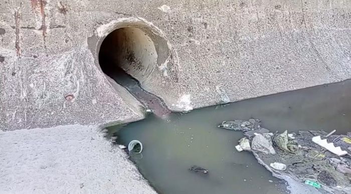 Cống thoát mưa bên đường Phạm Văn Đồng, phường Bắc Nha Trang có nhiều nước thải bốc mùi hôi tháng 4.2026. Ảnh: NDCC.