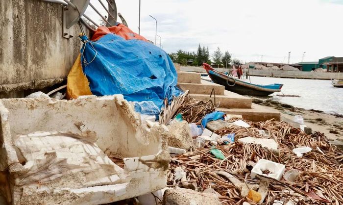 Rác thải đổ ra khu vực cửa biển Cửa Việt.