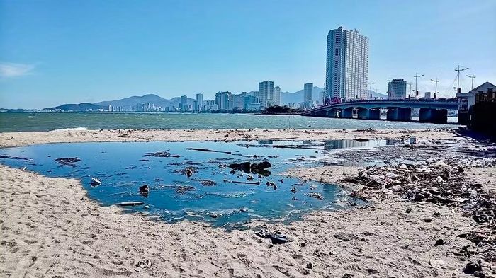 Bãi biển phía Bắc khu vực cầu Trần Phú, phường Bắc Nha Trang có nhiều rác thải, nước thải hồi đầu tháng 4.2026. Ảnh: NDCC.