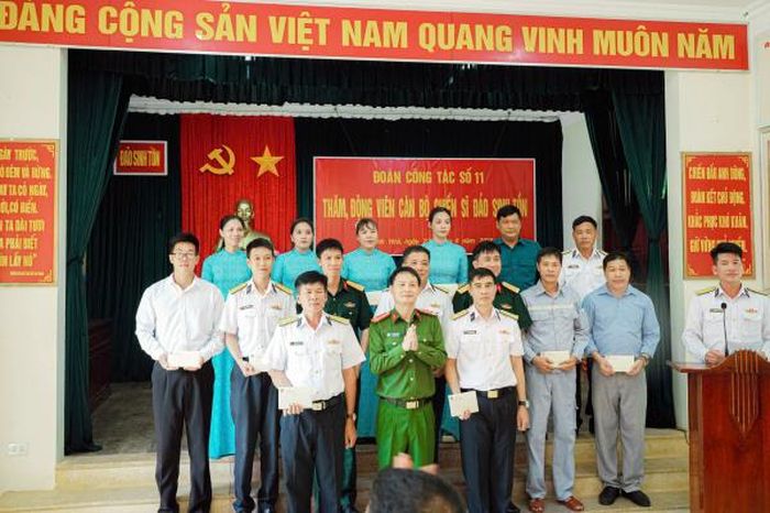 Đại tá Đào Hồng Sơn trao quà tặng quân và dân trên đảo Sinh Tồn.