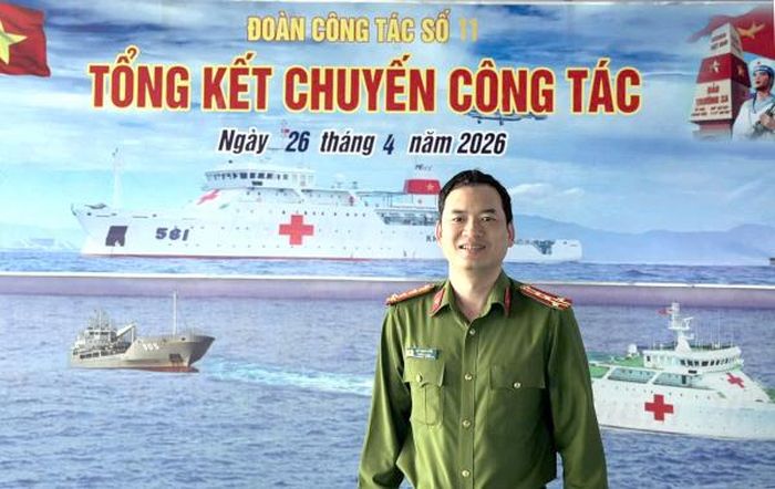 Đại tá Hồ Trọng Hiếu bày tỏ xúc động và tự hào khi được đặt chân lên đảo Đá Lớn B.