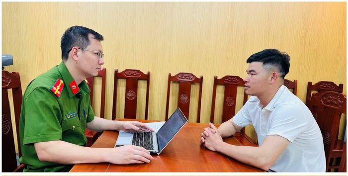 Đối tượng Lê Văn Quốc bị khởi tố tội “Gây ô nhiễm môi trường” theo quy định tại khoản 3 Điều 235 Bộ luật Hình sự.